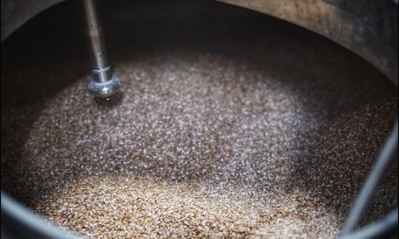 Geschrote mout in een kuip